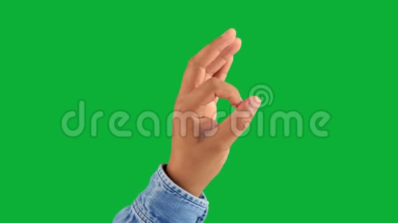 男性手在绿色的色度提升显示良好的手势视频的预览图