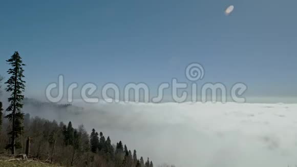 云在山的表面移动雾气蠕动视频的预览图