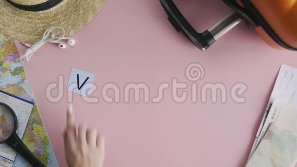 上面的双手躺在粉红色的桌子上视频的预览图