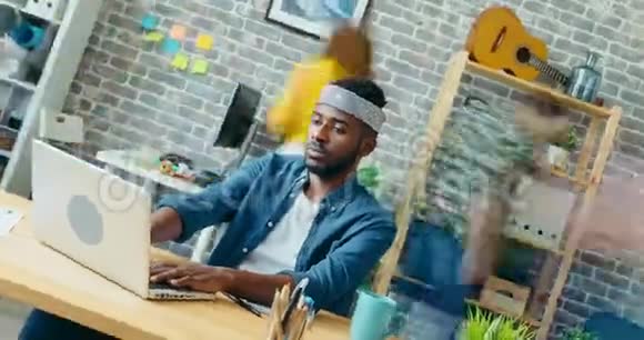 非洲裔美国企业家在办公室用笔记本电脑打字的时间推移视频的预览图