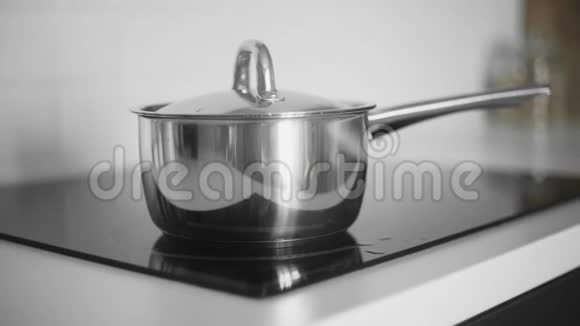 在金属锅中加入沸水蒸汽蒸汽视频的预览图