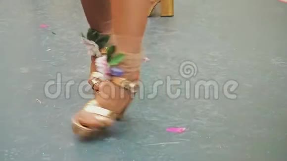 穿金色凉鞋的女性腿跳巴西桑巴舞渔网中迷人的夜总会舞女的腿视频的预览图