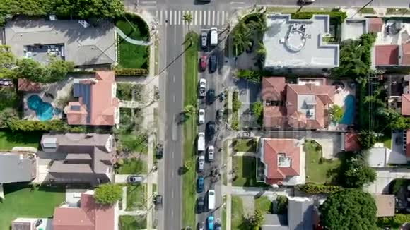 洛杉矶市中心有大房子和小街的富裕地区的空中俯视图视频的预览图