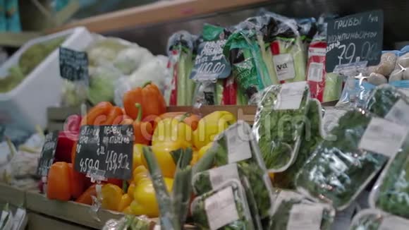 秋收不同的蔬菜蔬菜的背景货架上有许多不同的蔬菜视频的预览图