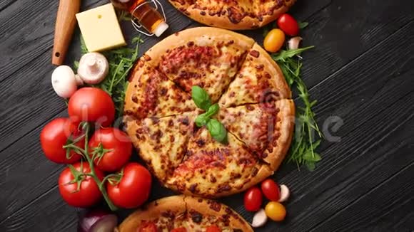 新鲜出炉三份不同的披萨被放入美味的食材中顶部视图视频的预览图