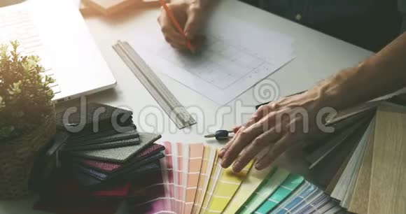 设计师做油漆颜色选择从样本家庭室内设计视频的预览图