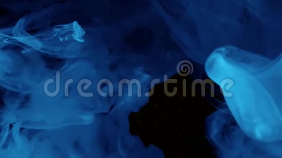 蓝色水彩墨水在水中的黑色背景上抽象空间背景视频的预览图