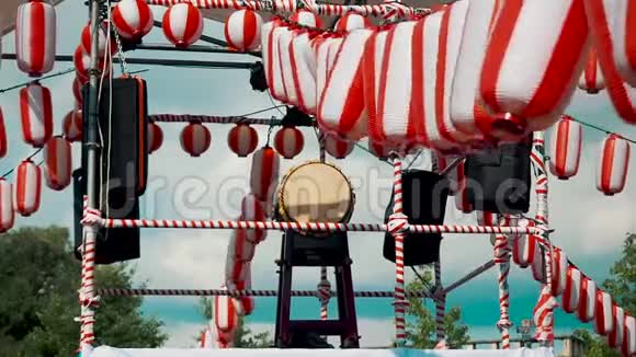 舞台上的雅古拉与日本传统的太子鼓楚大子许多纸红白灯笼Chochin摆动视频的预览图