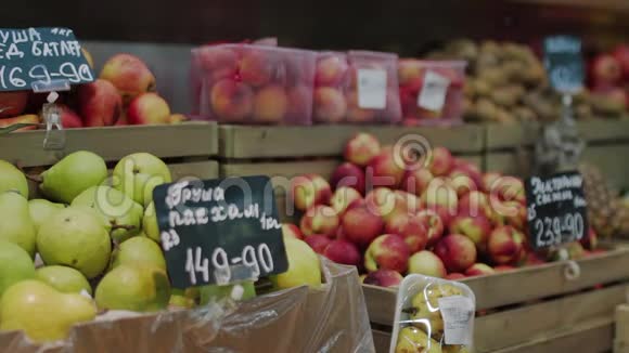 一堆绿色和红色的有机苹果超市市场上漂亮的成熟苹果健康和自然的食物视频的预览图