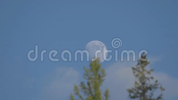 在白天的蓝天上天空乌云密布月亮升起视频的预览图