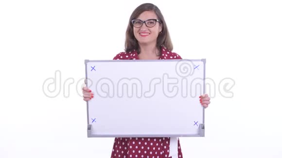 快乐的美女戴着眼镜一边拿着白板说话视频的预览图