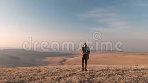 空中观景人控制射击无人机美丽的风景秋天高加索日落视频的预览图