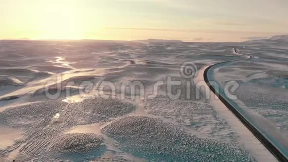 在冰岛冰封的风景中孤独的路视频的预览图