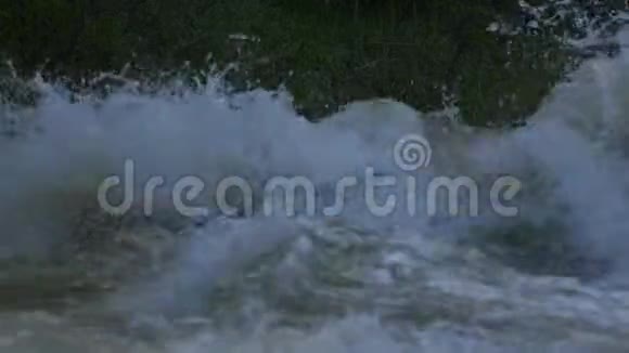 一条浑浊的山河破碎河流喷射视频的预览图