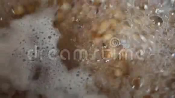 锅中煮荞麦特写煮荞麦粥沸水视频的预览图