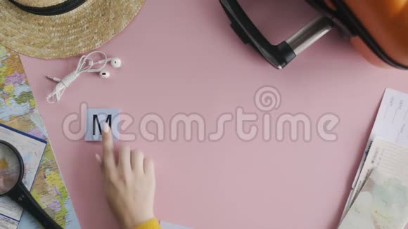 上面的双手放在粉红色的书桌上视频的预览图
