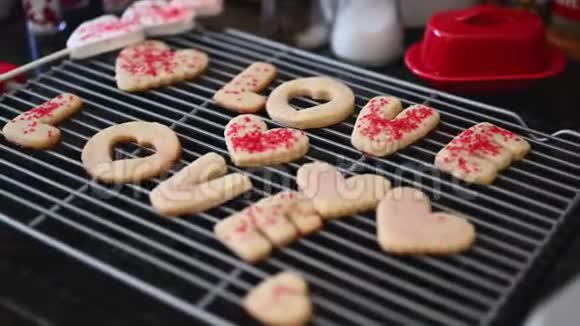 为情人节做心形饼干视频的预览图