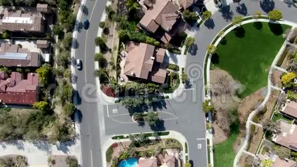鸟瞰郊区社区与相同的别墅相邻加州圣地亚哥视频的预览图