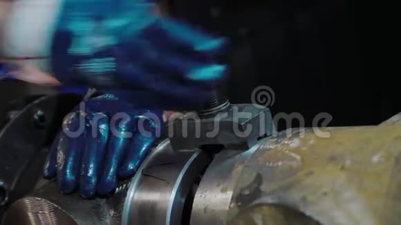 专业工人用螺栓固定工业细节金属加工数控铣床生产金属细节视频的预览图