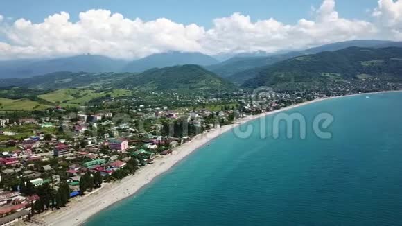 2017年7月阿布哈兹和俄罗斯边界附近的海滩视频的预览图