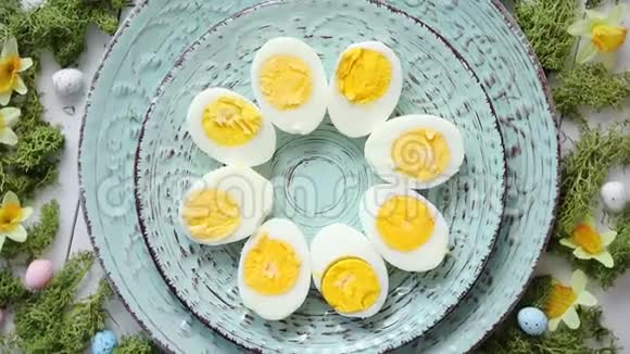 复活节摆满鲜花和鸡蛋带有煮鸡蛋的装饰盘视频的预览图