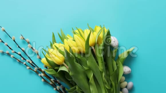 节日装饰与复活节彩蛋和黄色郁金香蓝色视频的预览图