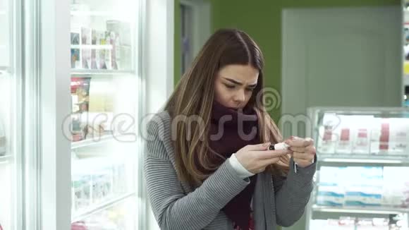 年轻迷人的女孩留着长长的黑发在药房里试着喷鼻剂高加索族女性视频的预览图