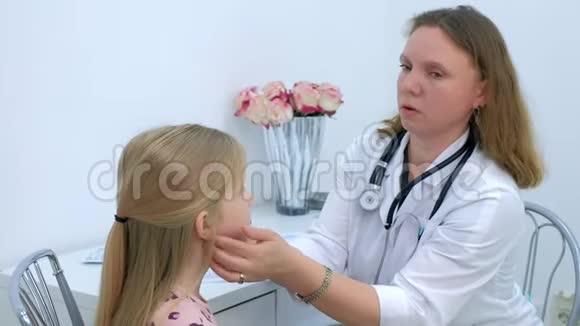 儿科妇女在检查时探查女童颈部淋巴结视频的预览图
