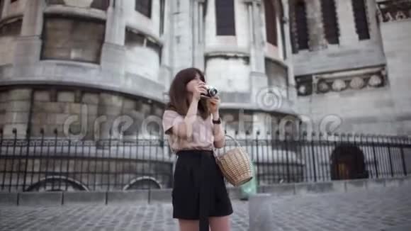 美丽的年轻女子黑发穿着黑色短裤和米色t恤为城市拍照权利视频的预览图