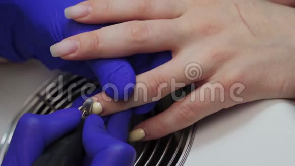 女性美甲大师从客户指甲中取出旧凝胶快关门美甲沙龙电动指甲钻硬件视频的预览图