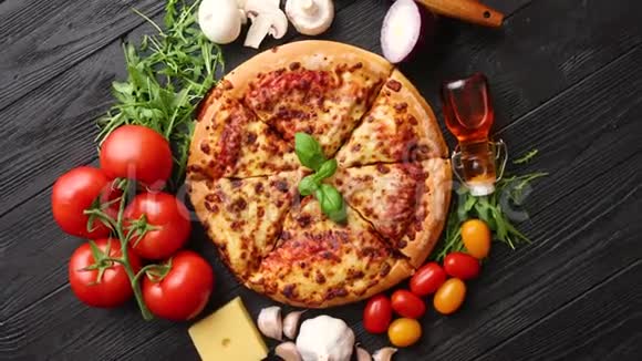 提供美味的意大利披萨黑木桌视频的预览图
