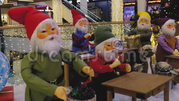 圣诞节那天搬家矮人的童话故事装饰了购物中心视频的预览图