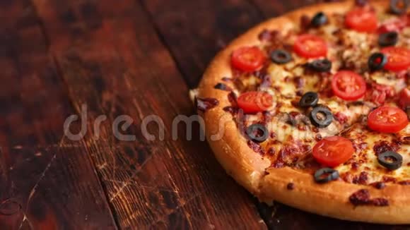 意大利比萨和意大利干酪番茄酱和意大利香肠视频的预览图