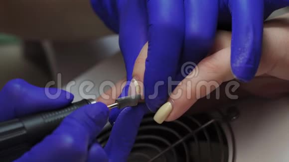 女性美甲大师从客户指甲中取出旧凝胶快关门美甲沙龙电动指甲钻硬件视频的预览图