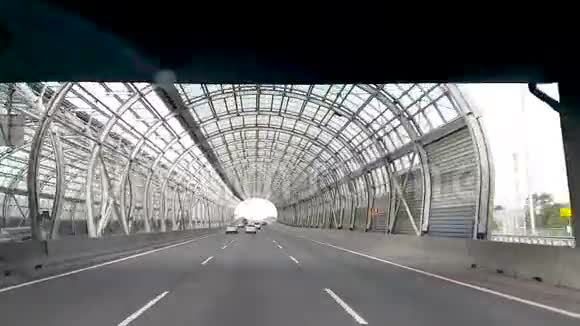 波兰华沙在波兰高速公路上行驶的一辆汽车的挡风玻璃上射击视频的预览图