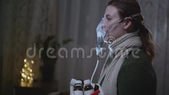 患病妇女在家中通过吸入面罩吸入通过雾化器治疗气道炎症以防止流鼻涕视频的预览图