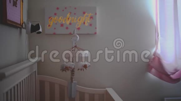 带婴儿床的婴儿房和婴儿监视器视频的预览图