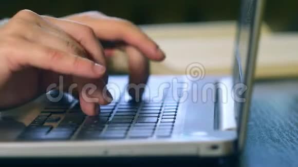 在办公室里用键盘关闭女士打字视频的预览图