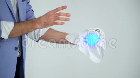 穿西装的魔术师用白色背景灯表演魔术视频的预览图