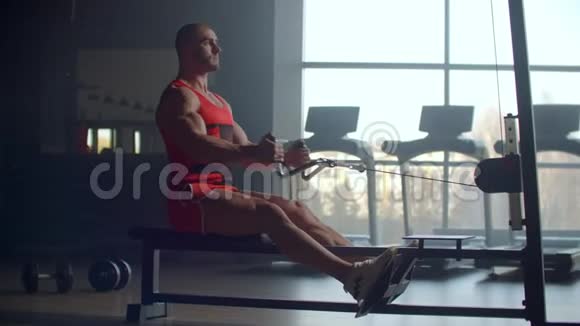 一个人坐在模拟器里靠背肌肉做运动把体重拉到肚子上视频的预览图