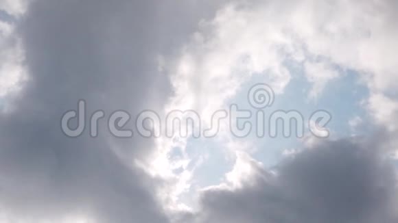 多云天气下天空的空气流动视频的预览图