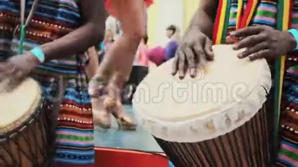 特写非洲的手在djembe鼓上演奏特写音乐家在非洲鼓上敲打节奏黑人艺术家们视频的预览图