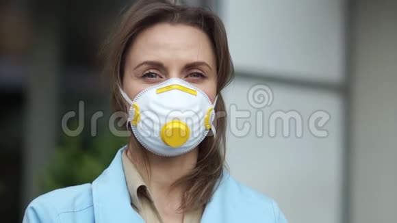 一张戴着保护面具的漂亮女孩的室内近照冠状病毒流行Covid19视频的预览图