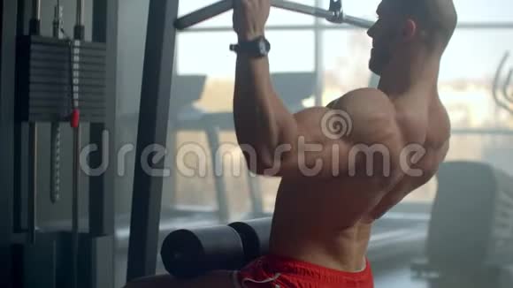 肩部拉下机他在健身房做拉床训练上半身的力量锻炼视频的预览图