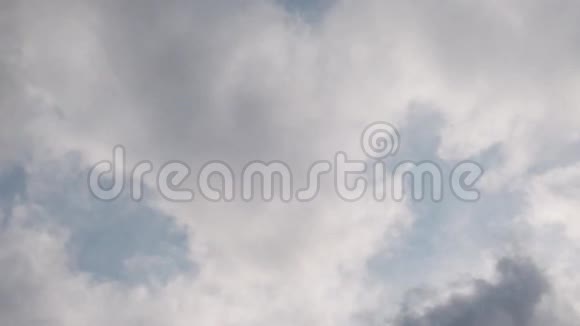 多云天气下天空的空气流动视频的预览图