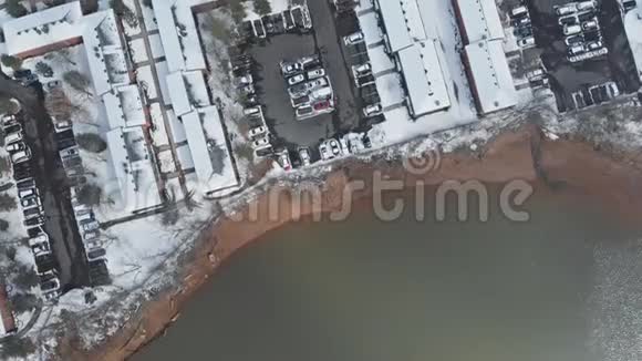 一个美丽的冬日一幅用无人机拍摄的全景图一幅阳光明媚的房屋视图视频的预览图