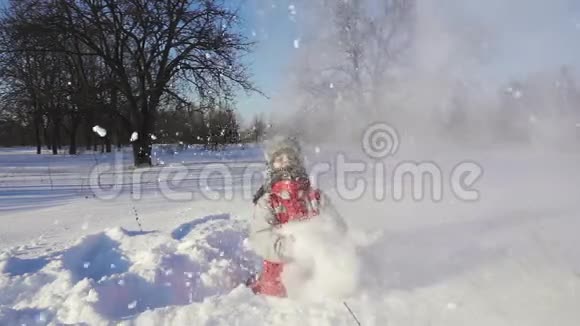 快乐的孩子在冬季公园扔雪视频的预览图