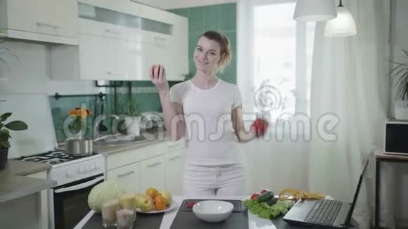健康的生活方式快乐的女性在餐桌旁的厨房里测量她的腰部大小在成功后上好的食物视频的预览图