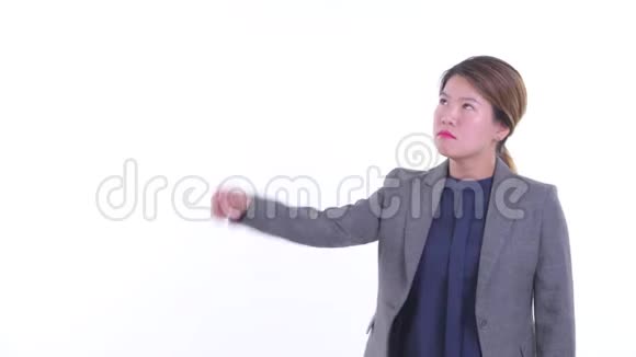 站在一边说话的亚洲年轻女商人视频的预览图