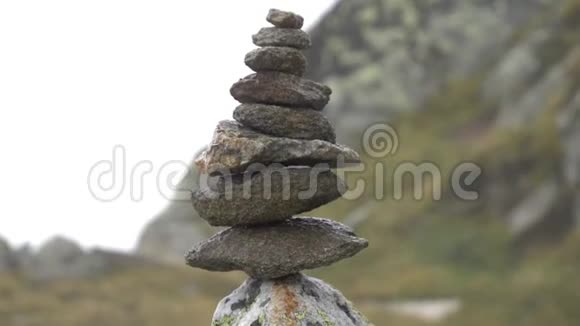 石头堆平衡凯恩自然岩石鹅卵石禅宗稳定概念和谐堆冥想背景白色宁静视频的预览图